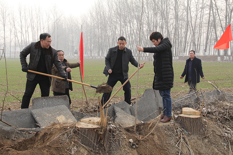 博農(nóng)集團領導、基層黨政負責人等同志積極參加植樹活動